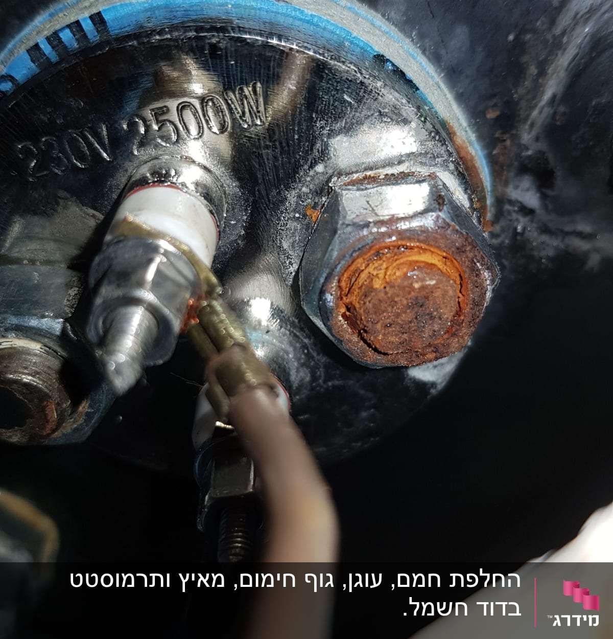 חיבורי חשמל וברגים על דוד שמש